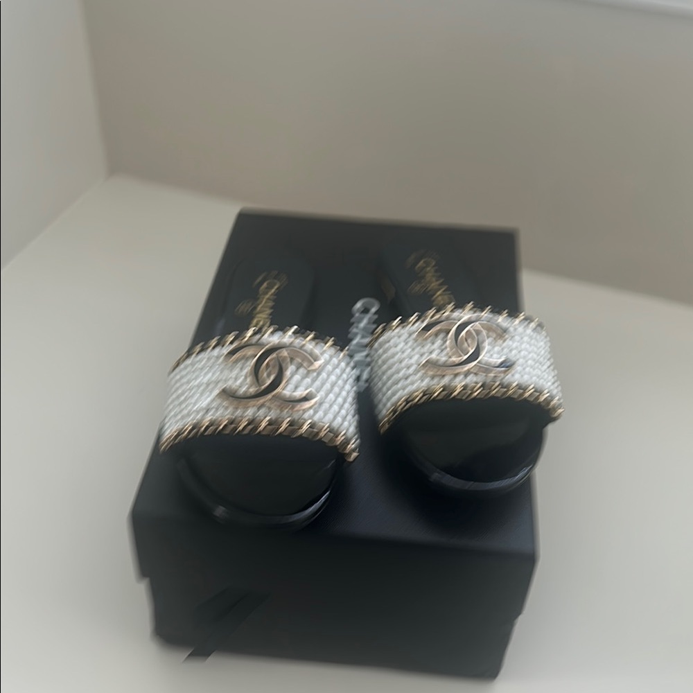 Pearl sandal